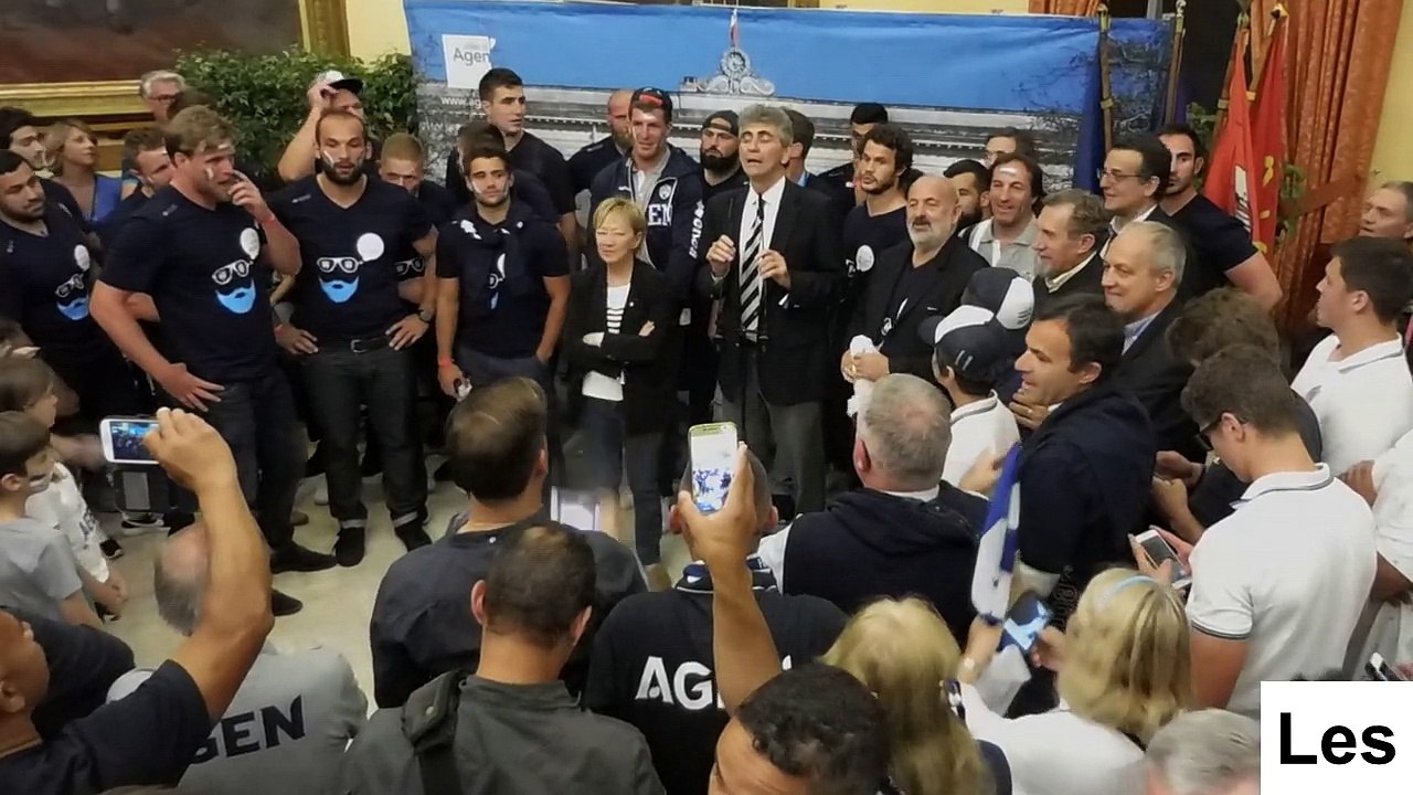 Les joueurs portés en triomphe à la mairie d'Agen
