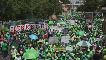 Miles de dominicanos marchan contra la corrupción