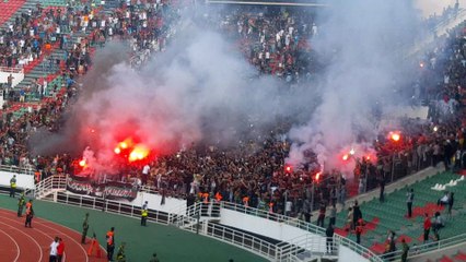 جماهير الجيش تشعل المدرجات في مباراة الرجاء
