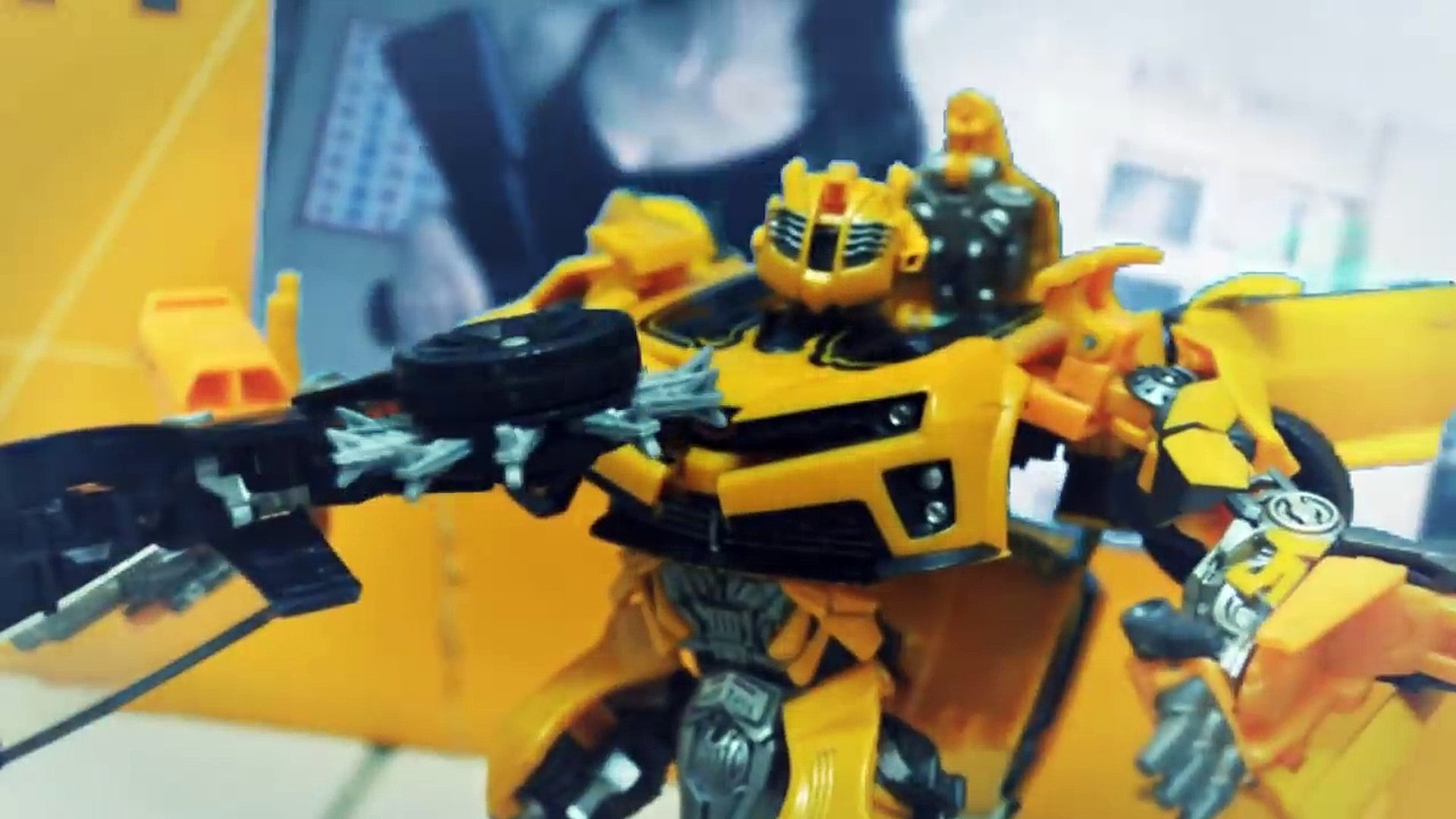 Transformers Stop Motion - Bumble Bee VS Barricade 競速與毀滅 Can Bumblebee defeat Optimus Prim
