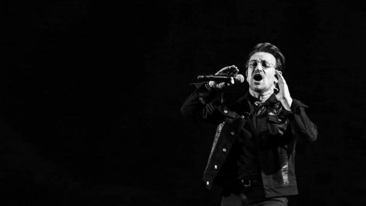 U2 Pays Tribute to Chris Cornell at L.A.'s Rose Bowl During 'Joshua Tree' Concert | Billboard News