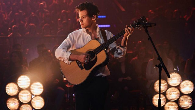 Harry Styles Debuts at Top of Billboard 200 Albums Chart | Billboard News
