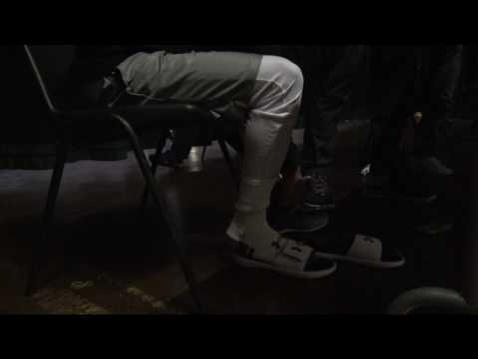 Boxing Champ Gervonta Davis Lacing Up His Boxing Shoes - EsNews Boxing