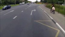 Cette fille perd sa jupe en vélo ! Joli FAIL