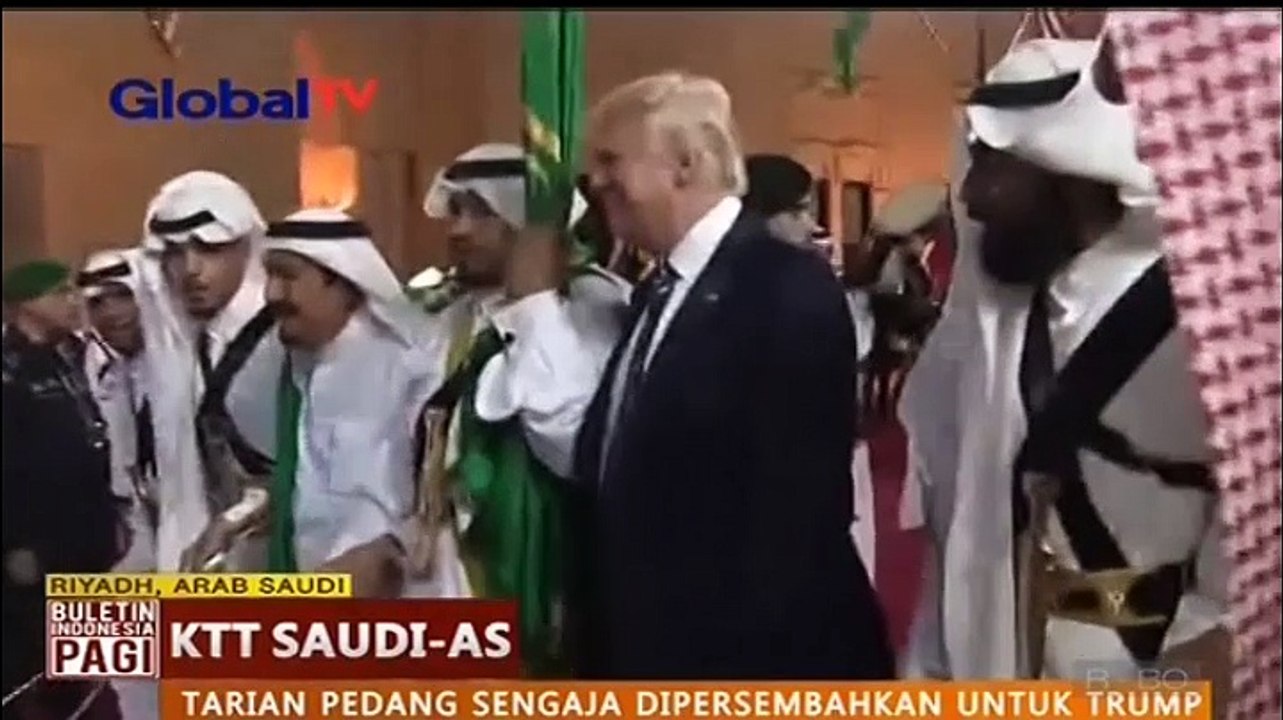 Donald Trump Asik Menari Tarian Pedang