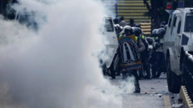 Venezuela'da Hükümet Karşıtı Eylemlerde Bir Gösterici Yandı