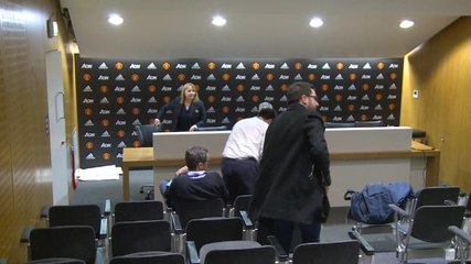 VIRAL: Sepakbola: Mourinho Meninggalkan Ruang Konferensi Pers