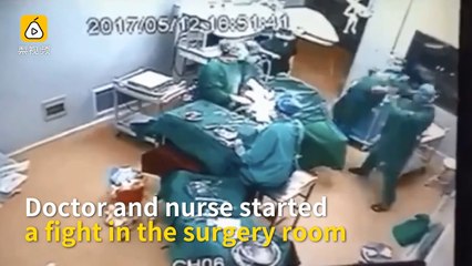 Un chirurgien frappe une infirmière.