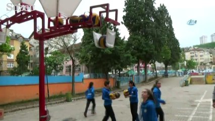 Öğretmenden voleybol smaç makinesi