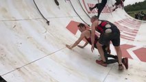 Moment incroyable entre un papa et son fils handicapé pendant une course d'obstacle