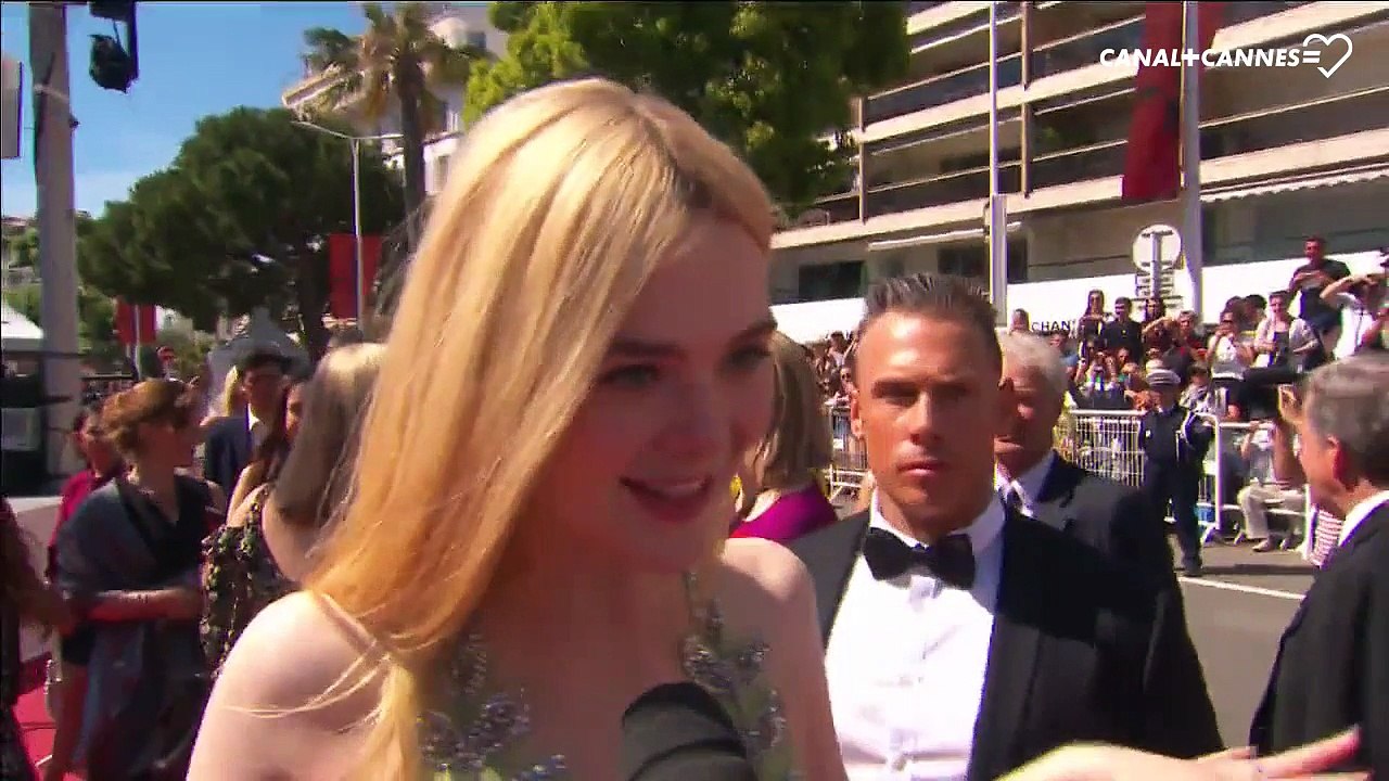 Elle Fanning "On s'est tellement amusés à faire How to talk to girls at parties !" - Festival de Cannes 2017
