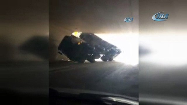 Damperi açık unutulan kamyon alt geçide takıldı