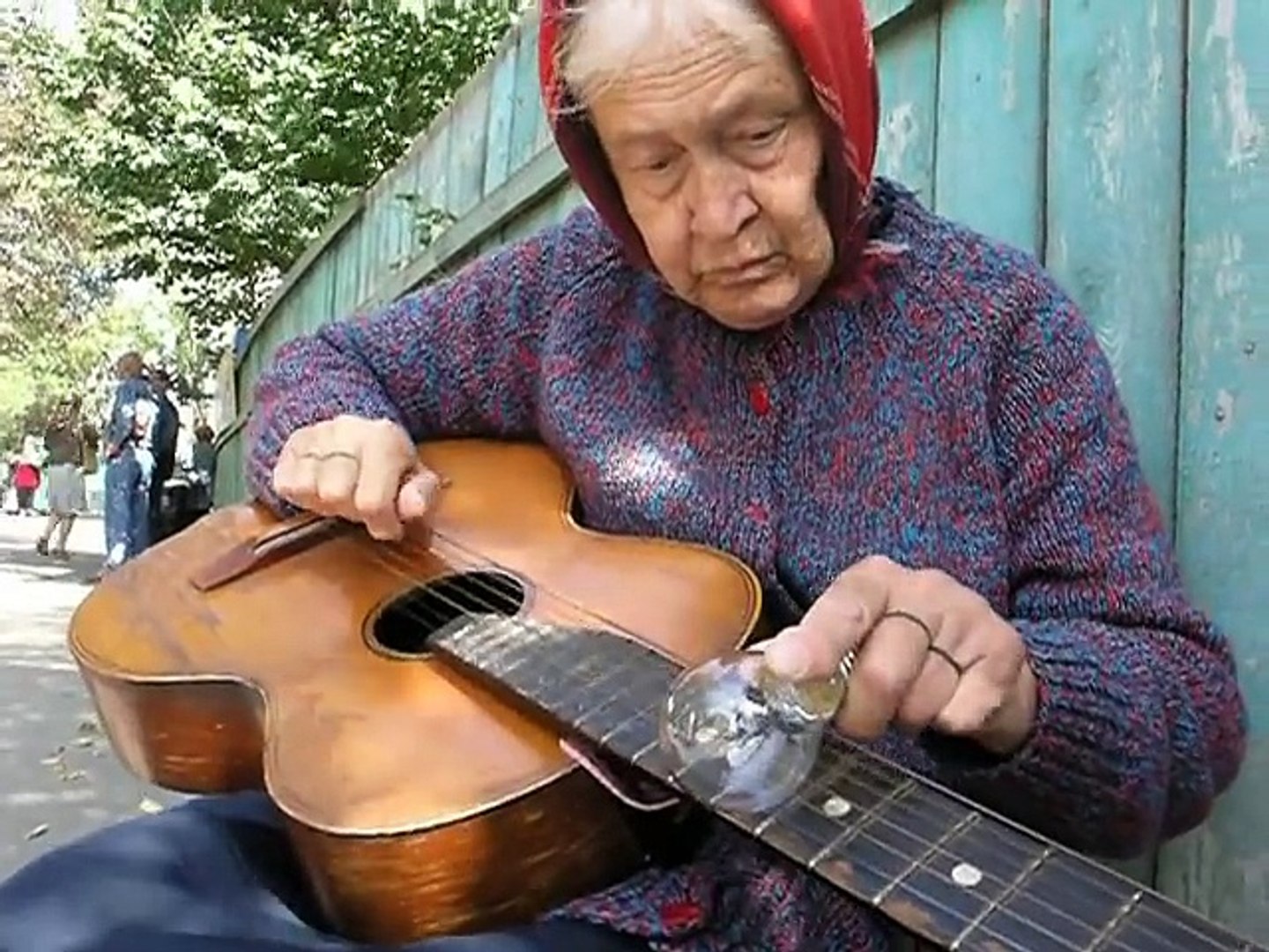 ⁣Grand-Mère joue du blues   guitare   ampoule électrique Blues from old woman (Belarus)