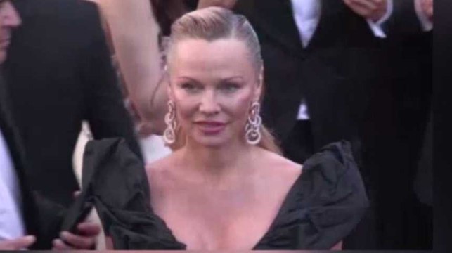 Festival Cannes 2017 : Pamela Anderson méconnaissable sur le tapis rouge (vidéo)