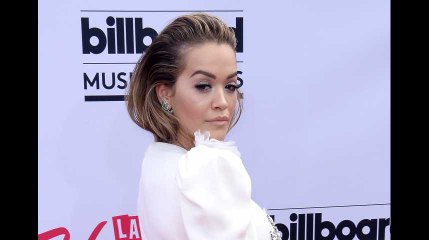 Rita Ora ultra sexy dans une robe transparente, elle montre ses fesses sur le tapis rouge !