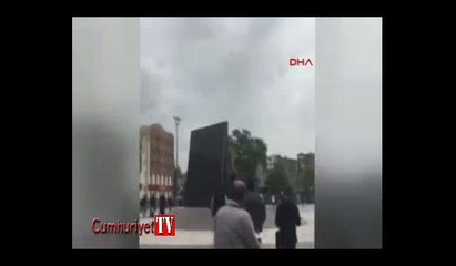Atatürk anıtına baltayla saldıran kişiyi halk linç etmek istedi