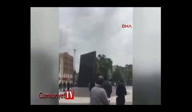 Atatürk anıtına baltayla saldıran kişiyi halk linç etmek istedi