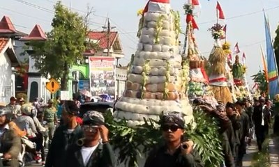 Warga Berebut Gunungan Apem