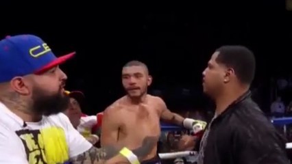 Maçta yenilen boksörün amcası, rakibi yumrukladı