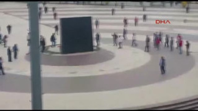 Sakarya - Atatürk Anıtına Baltayla Saldıran Kişiyi Linçten Zabıta Kurtardı