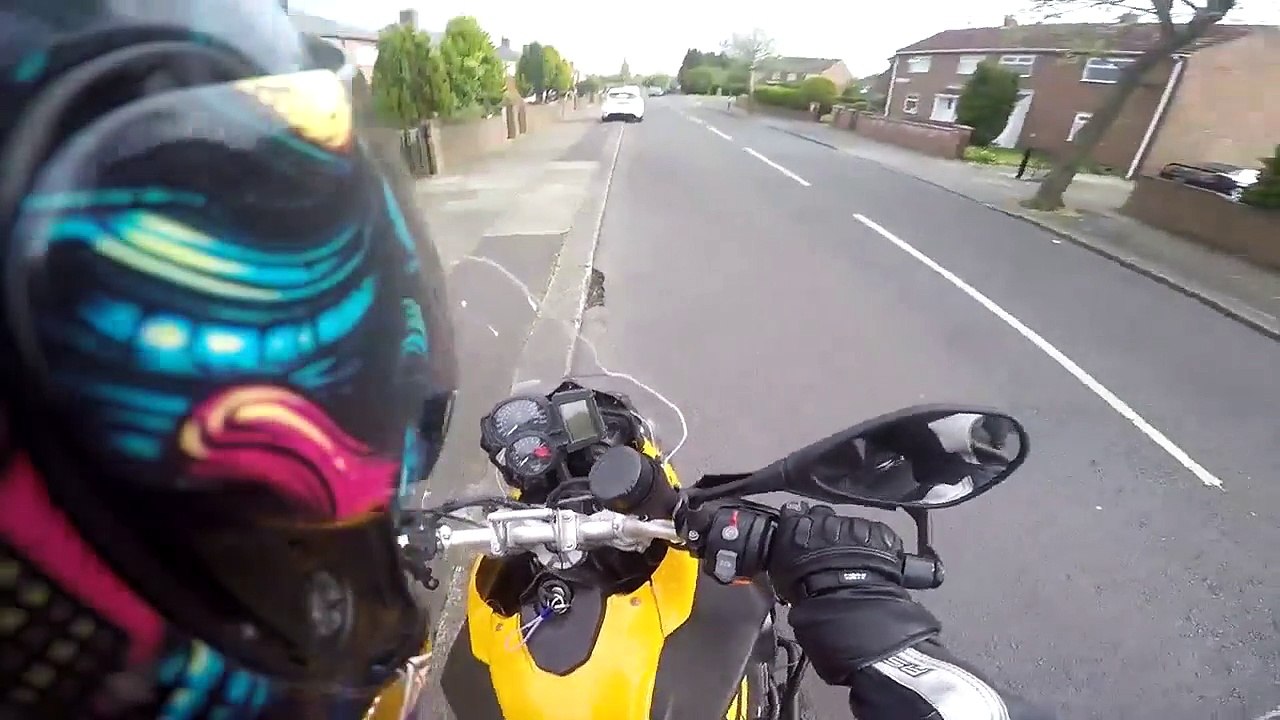 Un motard presque renversé par une automobiliste va lui demander des explications