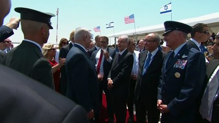 Trump unimpressed as Israeli politician attempts selfie