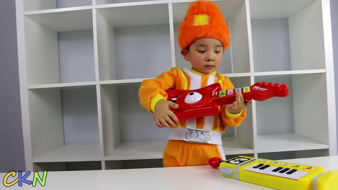 Yo Gabba Gabba Dj Lance Playing With Muno Guitar and Plex Piano Ckn Toys-dL97