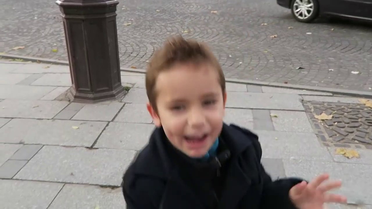 VLOG - Shopping sur les Champs-Élysées  - Fnac, Disney Store et Quick-ztV