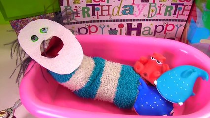 Fizzy Opens Birthday Presents, Takes a Bath & Gets a New Look _ Fizzy Toy Show-r12