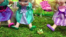 GIANT Gummy Worm !  ELSA & ANNA toddlers - Cute Squirrel and Frogs - Delicious Sweets-zcxW