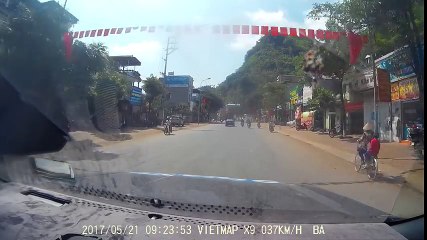 xe máy sang đường không quan sát sút nữa đâm phải, vào ngay góc chết ,