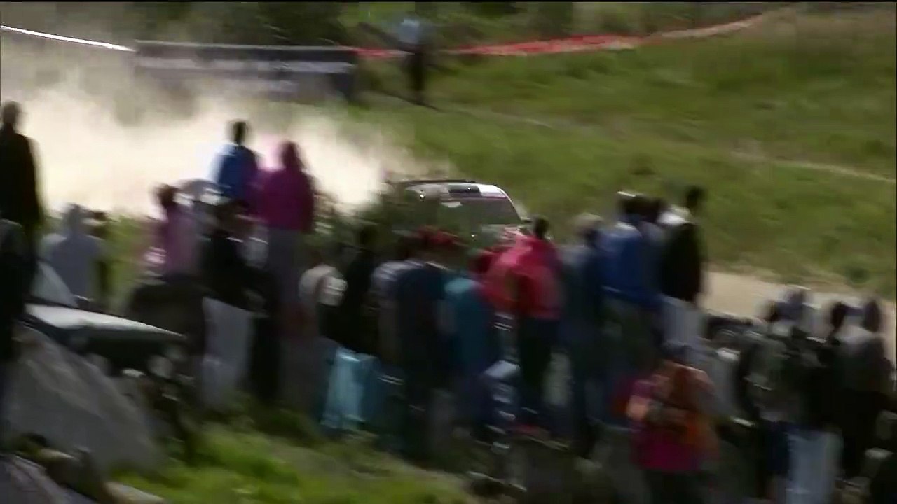 Capotanço do piloto Quentin Gilbert marca o salto de Fafe do Rali de Portugal