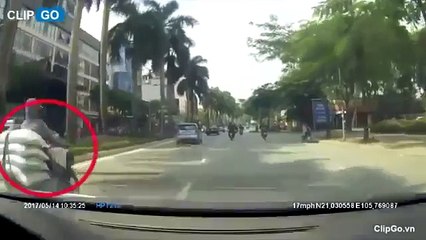 Nữ xế xe máy đâm sầm vào đuôi ôtô gây tranh luận