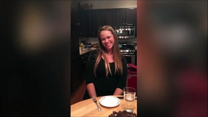 Son petit frère jaloux lui gâche son anniversaire !