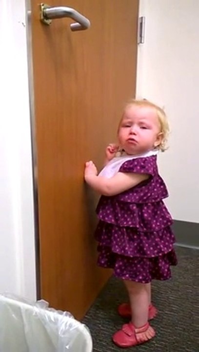 Elle apprend qu'elle va avoir une petite soeur et n'a pas l'air très contente... Crise de nerf