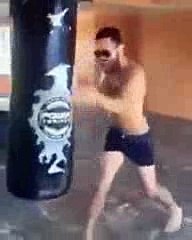 Erkek Dediğin Kız Gibi Yumruk Atar