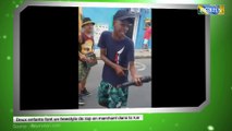 Deux enfants font un freestyle de rap en marchant dans la rue
