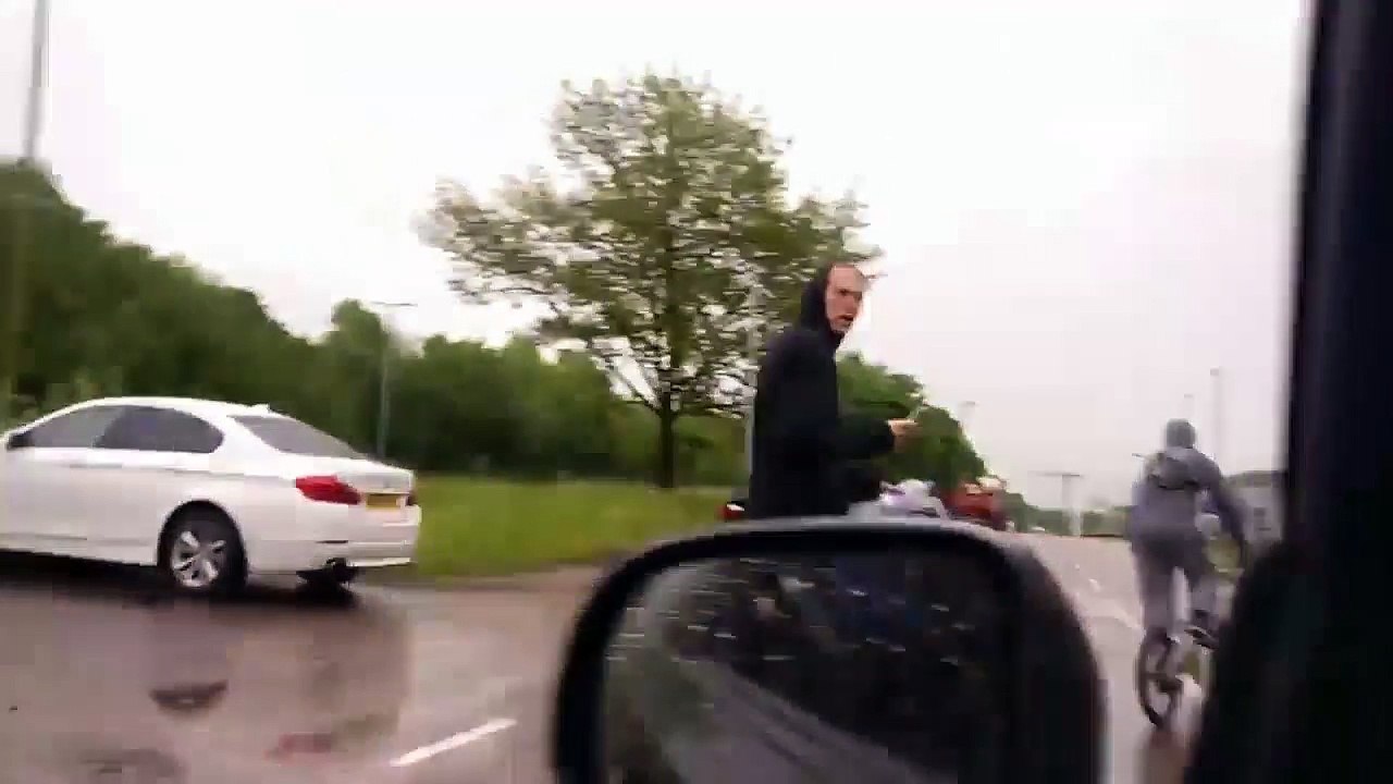 La vengeance géniale d'un automobiliste contre deux jeunes qui ont jeté un objet sur sa voiture