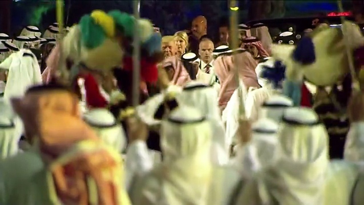 دونالد ترامپ رئیس جمهوری آمریکا که در اولین سفر خارجی خود به عربستان سعودی رفته در یک ضیافت با گروهی که رقص شمشیر می‌کرد