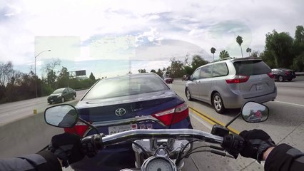 Ce chauffard change de voie sur l'autoroute sans regarder... Accident de moto !
