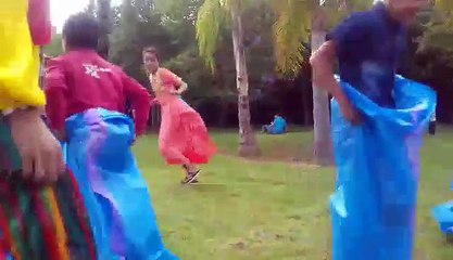 Le clown dynamise la la course en sacs