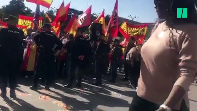 Gritos de Separatistas, terroristas en la manifestación de La Falange contra Puigdemont