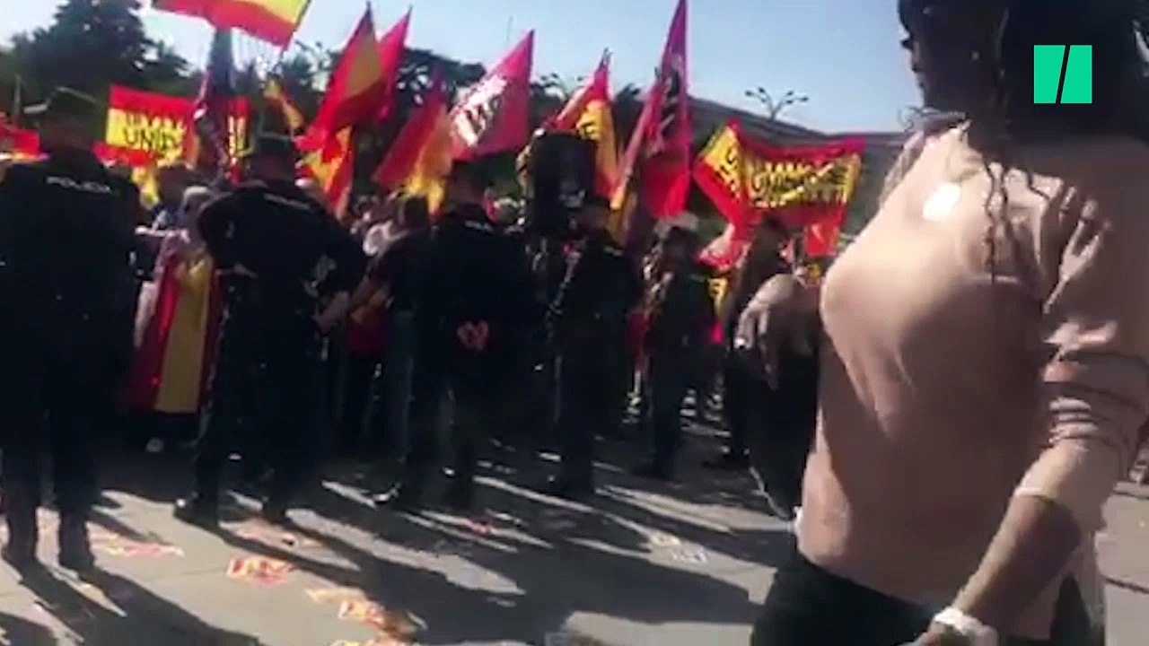 Gritos de "Separatistas, terroristas" en la manifestación de La Falange contra Puigdemont