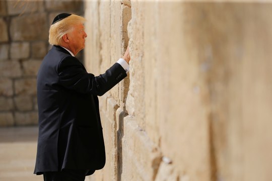 Donald Trump, premier président américain en exercice devant le mur des lamentations