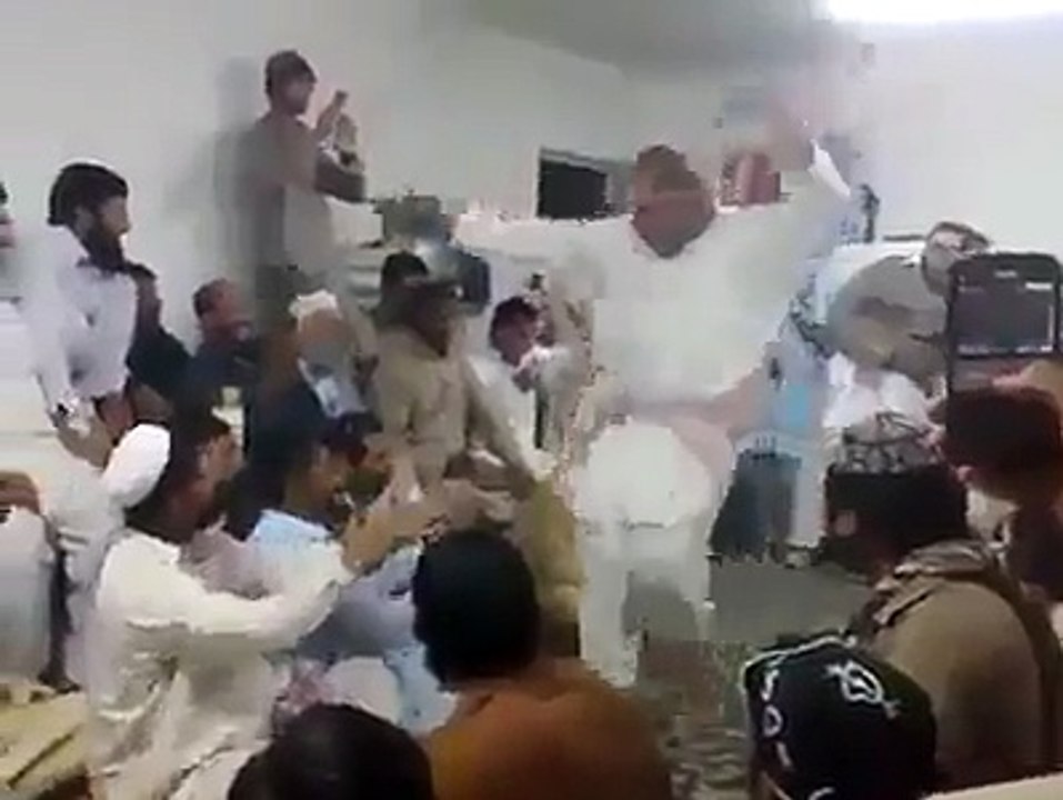 دوستوں میرے کو بہت نیند ھونا تب تک آپ گلی گلی میں شور نواز شریف چور ہے مک گیا...