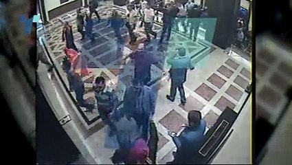 Momenti kur deputetët e VMRO-DPMNE-së i hapen dyert e Kuvendit për huliganët
