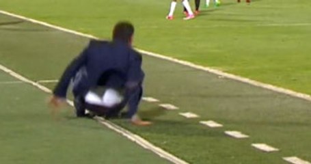 Ümit Özat, Dışarı Giden Topu Tutmak İsterken Yere Kapaklandı