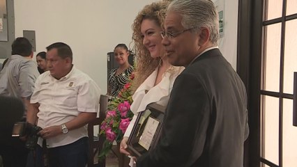 Erika Ender, compositora de "Despacito", recibe las llaves de Panamá