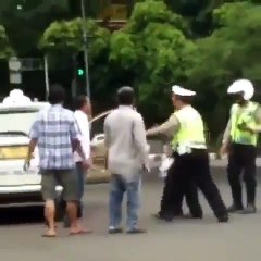 Police vs taxi drivers (anyone knows why?)