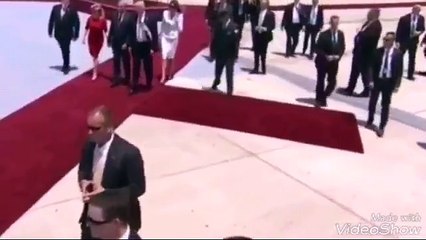 Melania Trump frappe son mari quand il essaie de tenir sa main